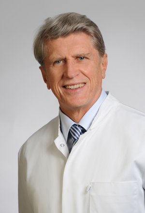 Porträt von Prof. Dr. med. Bernhard Leibl, Chefarzt für Chirurgie und Viszeralchirurgie, spezielle Viszeralchirurgie am Klinikum Coburg der Sana Kliniken Oberfranken.