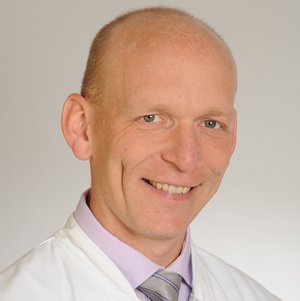 Porträt von Dr. med. Thorsten Keil, Chefarzt, Facharzt für Anästhesie, spezielle anästhesiologische Intensivmedizin, Notfallmedizin am Sana Klinikum Coburg der Sana Kliniken Oberfranken. 