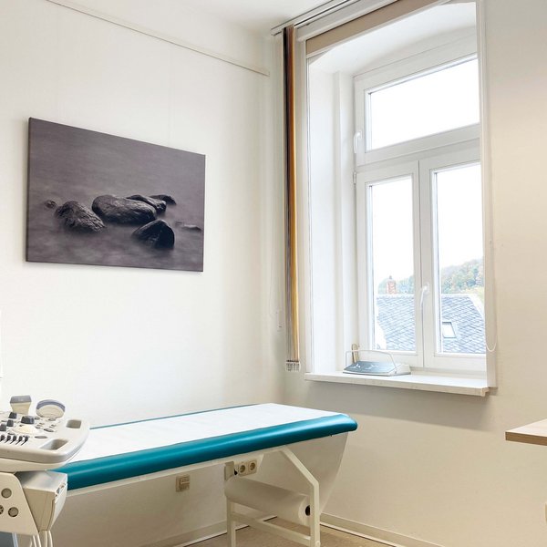 Untersuchungszimmer mit Ultraschallgerät