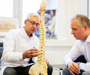 Symbolfoto Wirbelsäulentherapie (Foto: social ninja im Auftrag der Sana Kliniken AG) Symbolfoto Wirbelsäulentherapie (Foto: social ninja im Auftrag der Sana Kliniken AG)