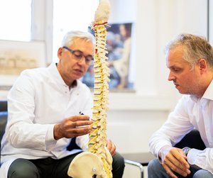 Symbolfoto Wirbelsäulentherapie (Foto: social ninja im Auftrag der Sana Kliniken AG)