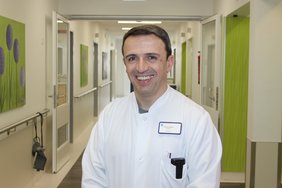 Dursun Arslan ist Chefarzt der Abteilung Akutgeriatrie und Frührehabilitation im Sana Krankenhaus Radevormwald. (Foto: Stefan Mülders)