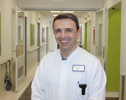 Dursun Arslan ist Chefarzt der Abteilung Akutgeriatrie und Frührehabilitation im Sana Krankenhaus Radevormwald. (Foto: Stefan Mülders)