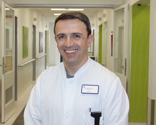 Dursun Arslan ist Chefarzt der Abteilung für Akutgeriatrie und Frührehabilitation im Sana Krankenhaus Radevormwald. (Foto: Stefan Mülders)