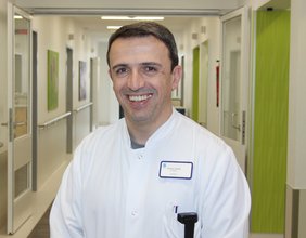 Dursun Arslan ist Chefarzt der Abteilung für Akutgeriatrie und Frührehabilitation im Sana Krankenhaus Radevormwald. (Foto: Stefan Mülders)