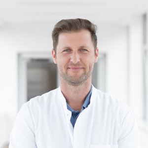Porträtfoto von David Mai, Oberarzt der Klinik für Orthopädie und Unfallchirurgie im Sana Klinikum Borna