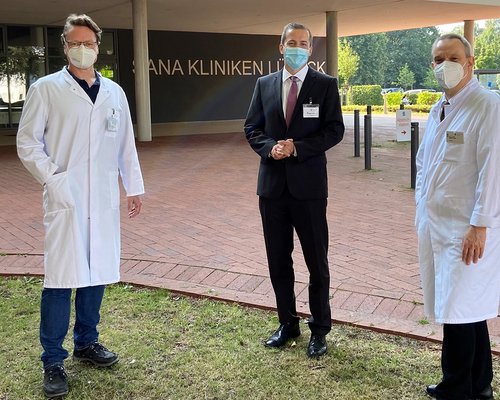 Gruppenbild Geschäftsführer Dr. Christian Frank (Mitte), Ärztlicher Direktor PD Dr. Matthias J. Bahr und sein neuer Stellvertreter Dr. Felix Renken