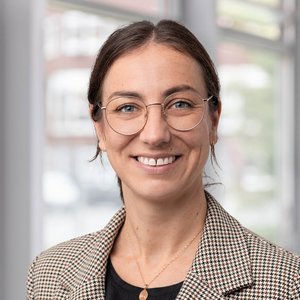 Porträtfoto von Alina Serafin, Chefarztsekretärin der Klinik für Allgemeine Orthopädie, Unfallchirurgie und Sportmedizin der Regio Kliniken