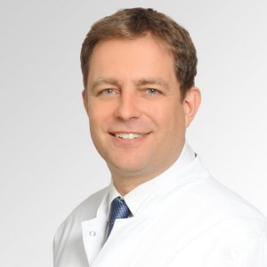 Porträt von Dr. med. Maik Behnke, Oberarzt, Facharzt für Orthopädie und Unfallchirurgie, Zusatzbezeichnung spezielle Unfallchirurgie am Sana Klinikum Coburg der Sana Kliniken Oberfranken