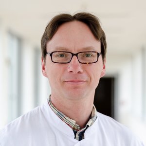 Porträtfoto von Dr. med. Jochen Helm, Chefarzt der Neurochirurgie im Sana Klinikum Borna