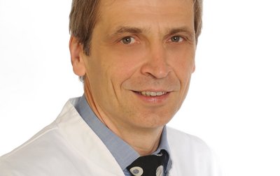 Porträt von Dr. med. Holger Göbel, Chefarzt für Akutgeriatrie am Klinikum Lichtenfels der Sana Kliniken Oberfranken. 