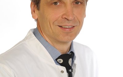 Porträt von Dr. med. Holger Göbel, Chefarzt für Akutgeriatrie am Klinikum Lichtenfels der Sana Kliniken Oberfranken. 