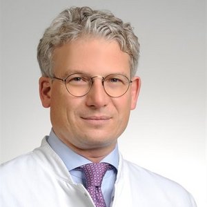 Porträt von Priv.-Doz. Dr. med. Gerald Braun, Chefarzt für Innere Medizin, Nephrologie, Geriatrie, Intensivmedizin, Transplantationsmedizin, Hypertensiologie am Klinikum Coburg der Sana Kliniken Oberfranken.