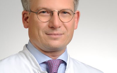 Porträt von Priv.-Doz. Dr. med. Gerald Braun, Chefarzt für Innere Medizin, Nephrologie, Geriatrie, Intensivmedizin, Transplantationsmedizin, Hypertensiologie am Klinikum Coburg der Sana Kliniken Oberfranken.