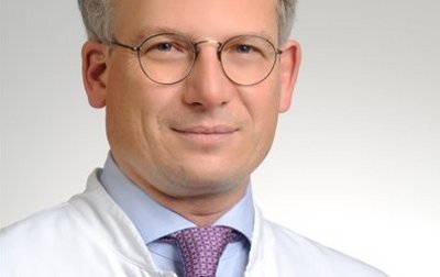 Porträt von Priv.-Doz. Dr. med. Gerald Braun, Chefarzt für Innere Medizin, Nephrologie, Geriatrie, Intensivmedizin, Transplantationsmedizin, Hypertensiologie am Klinikum Coburg der Sana Kliniken Oberfranken.