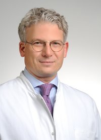 Porträt von Priv.-Doz. Dr. med. Gerald Braun, Chefarzt für Innere Medizin, Nephrologie, Geriatrie, Intensivmedizin, Transplantationsmedizin, Hypertensiologie am Klinikum Coburg der Sana Kliniken Oberfranken.