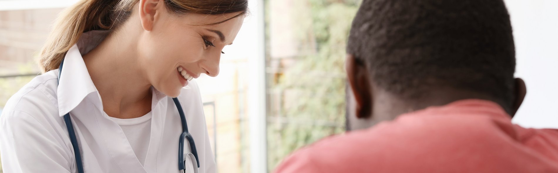 Ärztin mit Patient im Gespräch