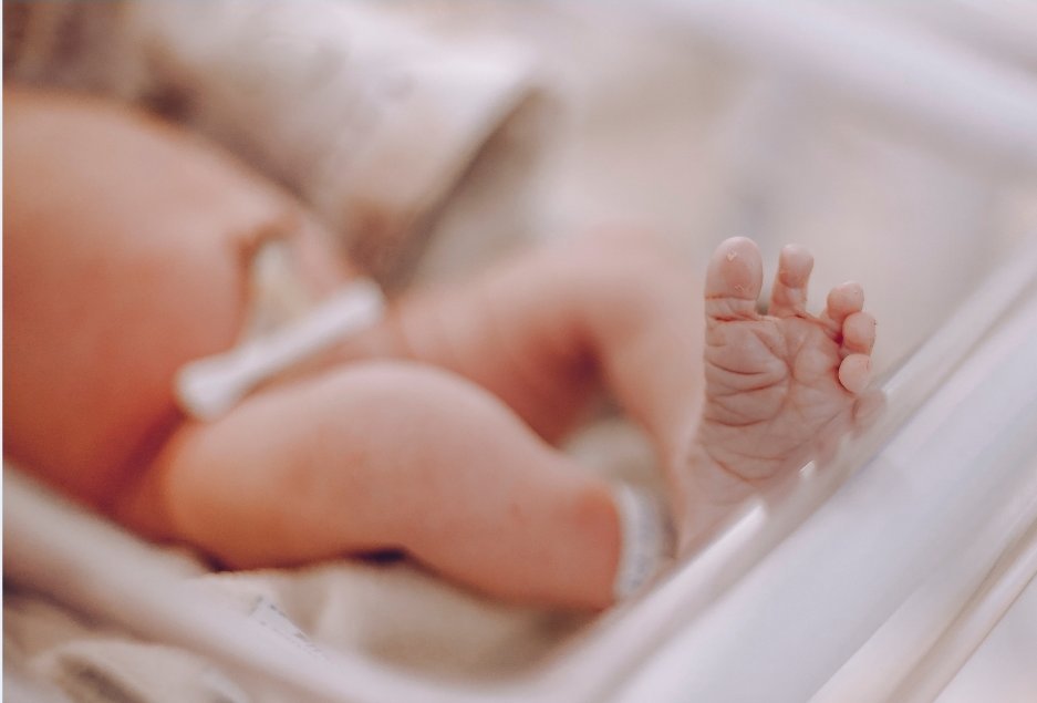 Füße eines kleinen Babys Foto von den Füßen eines kleinen Babys