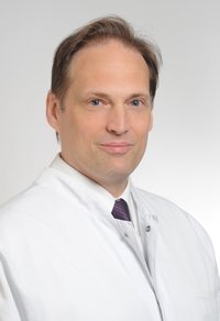 Porträt von Dr. med. Christoph Bergmeier, Chefarzt für Neurologie am Klinikum Coburg der Sana Kliniken Oberfranken. 