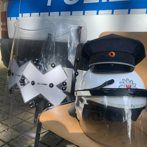 Helme und Mützen der Polizei auf der Blaulichtmeile Kinderfest der Klinik für Kinder- und Jugendmedizin in Lauchhammer