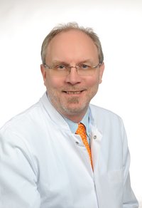 Porträt von Dr. med. Constantin Zühlke, Chefarzt für Neuroradiologie am Klinikum Coburg der Sana Kliniken Oberfranken.