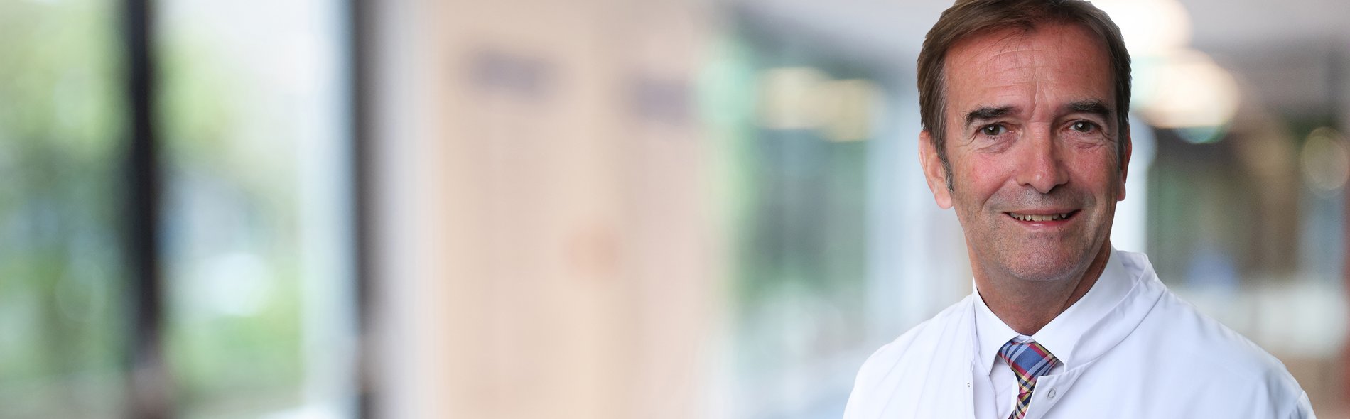 Porträtfoto von Prof. Dr. med. Claus Franke, Facharzt für Allgemein-, Viszeral- und spezielle Viszeralchirurgie sowie Gefäßchirurgie am Sana Klinikum Benrath 