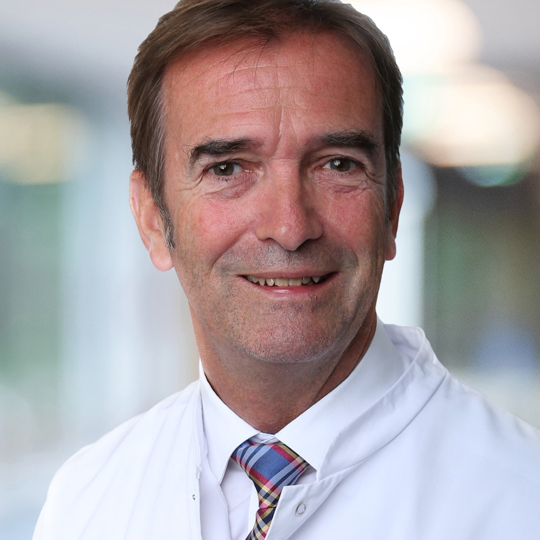 Porträtfoto von Prof. Dr. med. Claus Franke, Facharzt für Allgemein-, Viszeral- und spezielle Viszeralchirurgie sowie Gefäßchirurgie am Sana Klinikum Benrath 