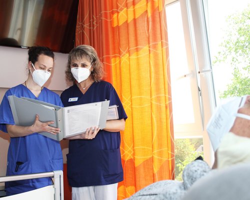 Genaue Patientendokumentation erfolgt im Sana-Krankenhaus Hürth noch auf Papier. Planungen für die Digitalisierung dieser Prozesse haben aber bereits begonnen. (Foto: Tamay Renkliyüz)