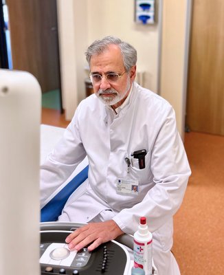 Bild zeigt Dr. med. Björn-Wieland Lisboa am Ultraschall