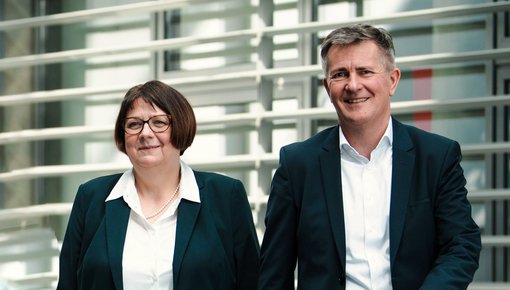 Foto von Irmgard Wübbeling (CFO) und Thomas Lemke (CEO) der Sana Kliniken AG.
