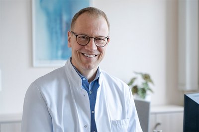 PD Dr. Jan Knierim am Schreibtisch