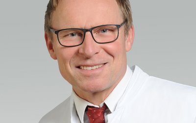 Porträt von Dr. Sebastian Ratajczak, Chefarzt Gynäkologie und Geburtshilfe am Klinikum Lichtenfels der Sana Kliniken Oberfranken.