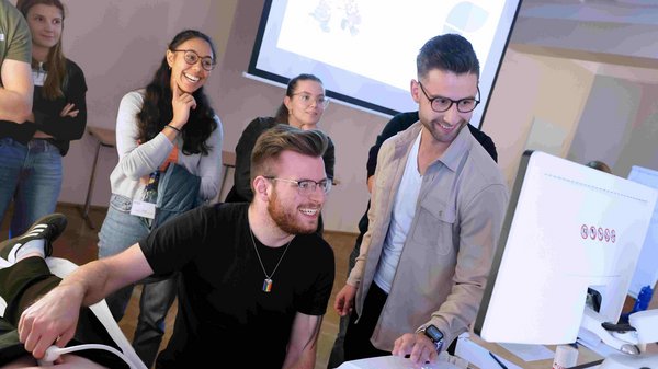 Summerschool-Teilnehmende beim Ultraschall