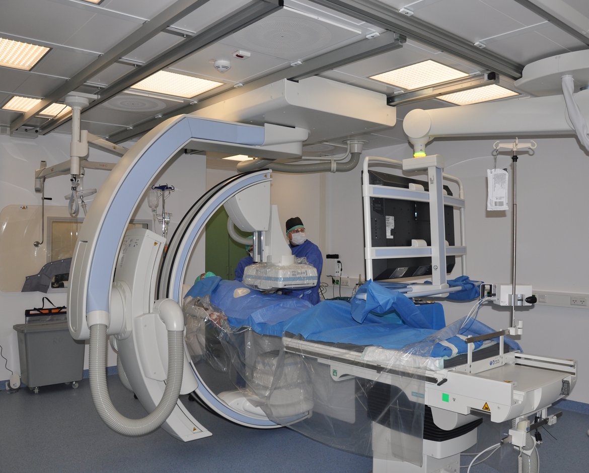 Ärzte arbeiten in der Angiografie in der Radiologie Hof