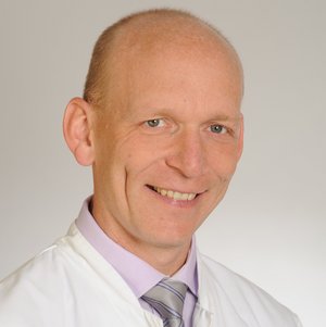 Porträt von Dr. med. Thorsten Keil, Chefarzt für Anästhesiologie am Klinikum Lichtenfels der Sana Kliniken Oberfranken. 