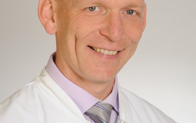 Porträt von Dr. med. Thorsten Keil, Chefarzt für Anästhesiologie am Klinikum Lichtenfels der Sana Kliniken Oberfranken. 