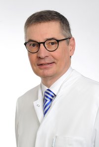 Prof. Dr. med. Stefan Piltz Porträt von Prof. Dr. med. Stefan Piltz, Chefarzt für Orthopädie und Unfallchirurgie am Klinikum Coburg der Sana Kliniken Oberfranken.