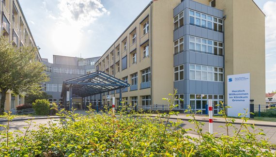Außenaufnahme der Sana Klinik in Grimma