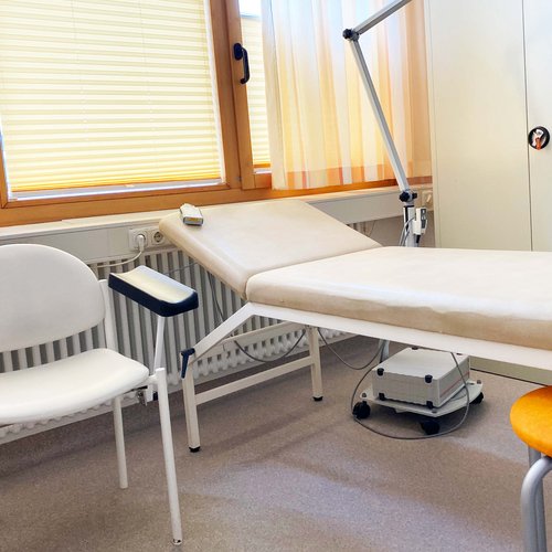 Behandlungsraum mit Liege und Stuhl  für Diagnostik und Labor