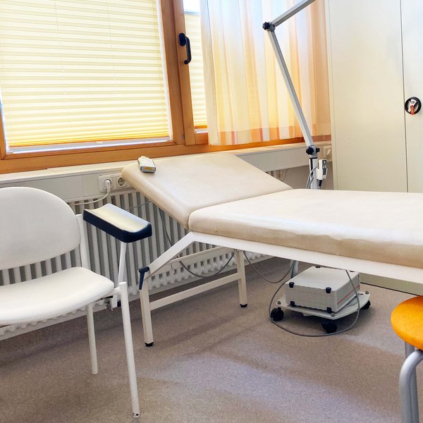 Behandlungsraum mit Liege und Stuhl  für Diagnostik und Labor
