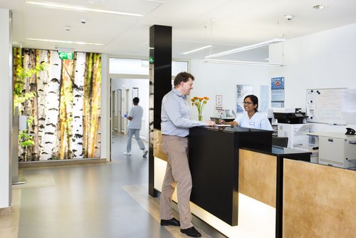 Empfangsbereich auf der Wahlleistungsstation im Sana-Krankenhaus Hürth (Foto: Stephan Hubrich)