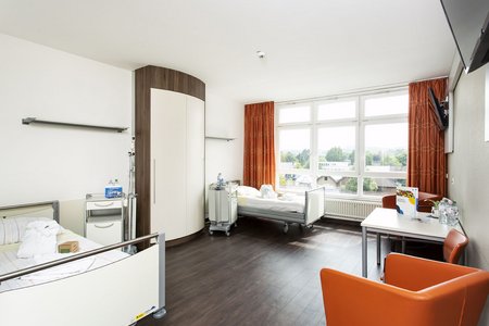Eindruck von einem der geräumigen Zimmer auf der Wahlleistungsstation des Sana-Krankenhauses Hürth (Foto: Stephan Hubrich)