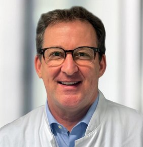 Porträtfoto Dr. Matthias Raggi, Chefarzt, Allgemein- und Viszeralchirurgie am Karl-Olga-Krankenhaus