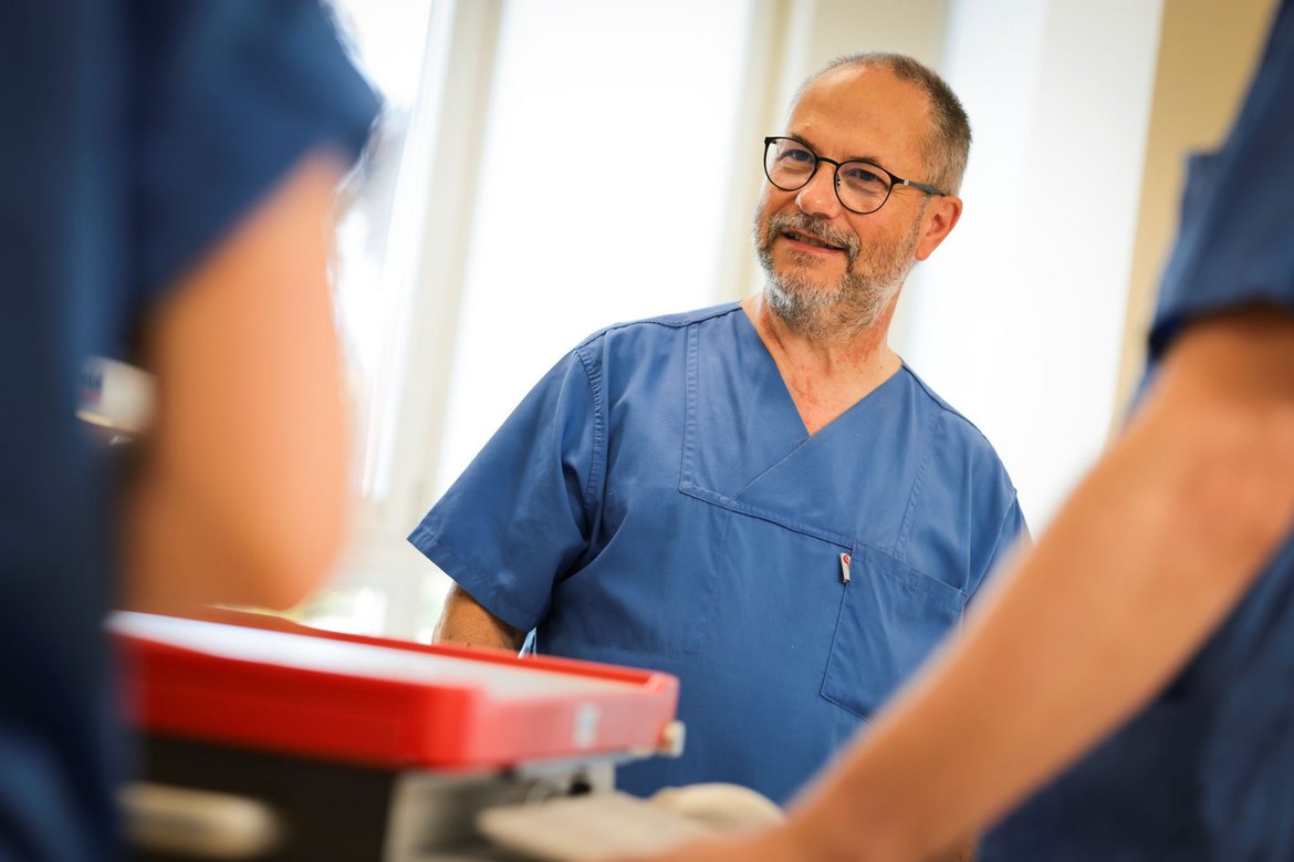 Dr. Volkmar Hanisch im Gespräch mit Mitarbeitenden der Sana Kliniken Niederlausitz