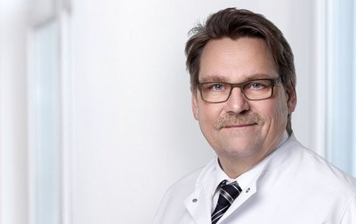Professor Dr. med. Gisbert Knichwitz (Foto: Christian Daitche | Hintergrundmontage: Stephan Hubrich)