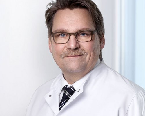 Professor Dr. med. Gisbert Knichwitz (Foto: Christian Daitche | Hintergrundmontage: Stephan Hubrich)