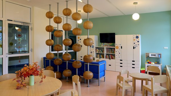 Das Spielzimmer der Klinik für Kinder- und Jugendmedizin der Sana Kliniken Niederlausitz mit neuen Spielen, Büchern und Möbeln ist hell und freundlich eingerichtet.