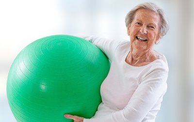 Seniorin mit Peziball