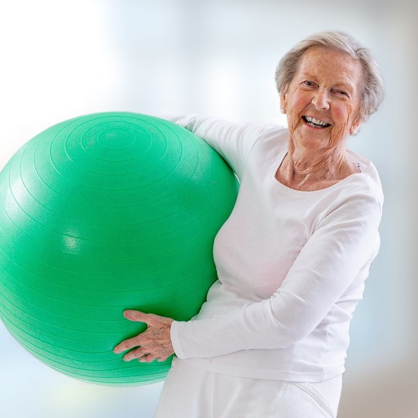 Seniorin mit Peziball