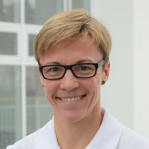 Porträtfoto von Oberärztin Dr. med. Franziska Nickel; Fachärztin für Orthopädie und Unfallchirurgie Sportmedizin